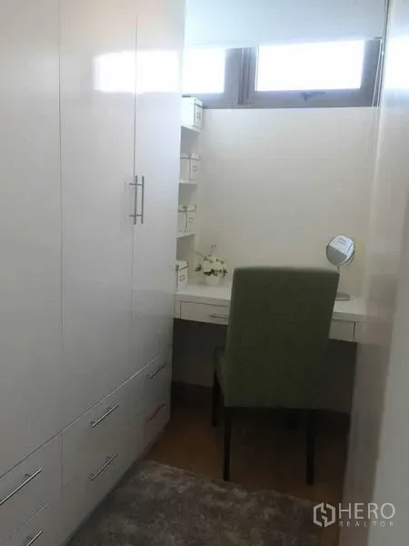 คอนโด ให้เช่าในWatthana, Bangkok - มุมทำงานขนาดกะทัดรัดพร้อมโต๊ะบิวท์อิน ชั้นวาง และตู้เสื้อผ้าใต้หน้าต่างสูง