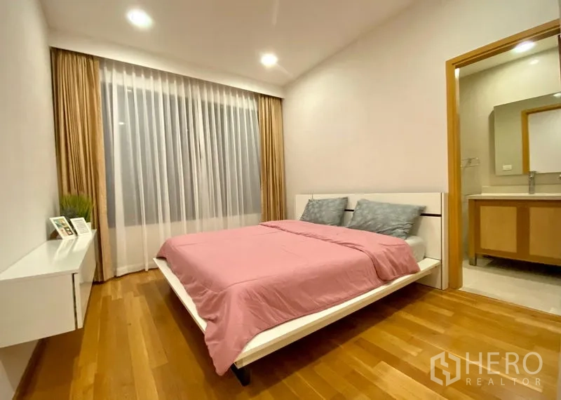 คอนโด ให้เช่าในKhlong Toei, Bangkok - ห้องนอนสว่าง เตียงผ้าปูสีชมพู พื้นไม้ หน้าต่างกว้าง พร้อมห้องน้ำในตัว