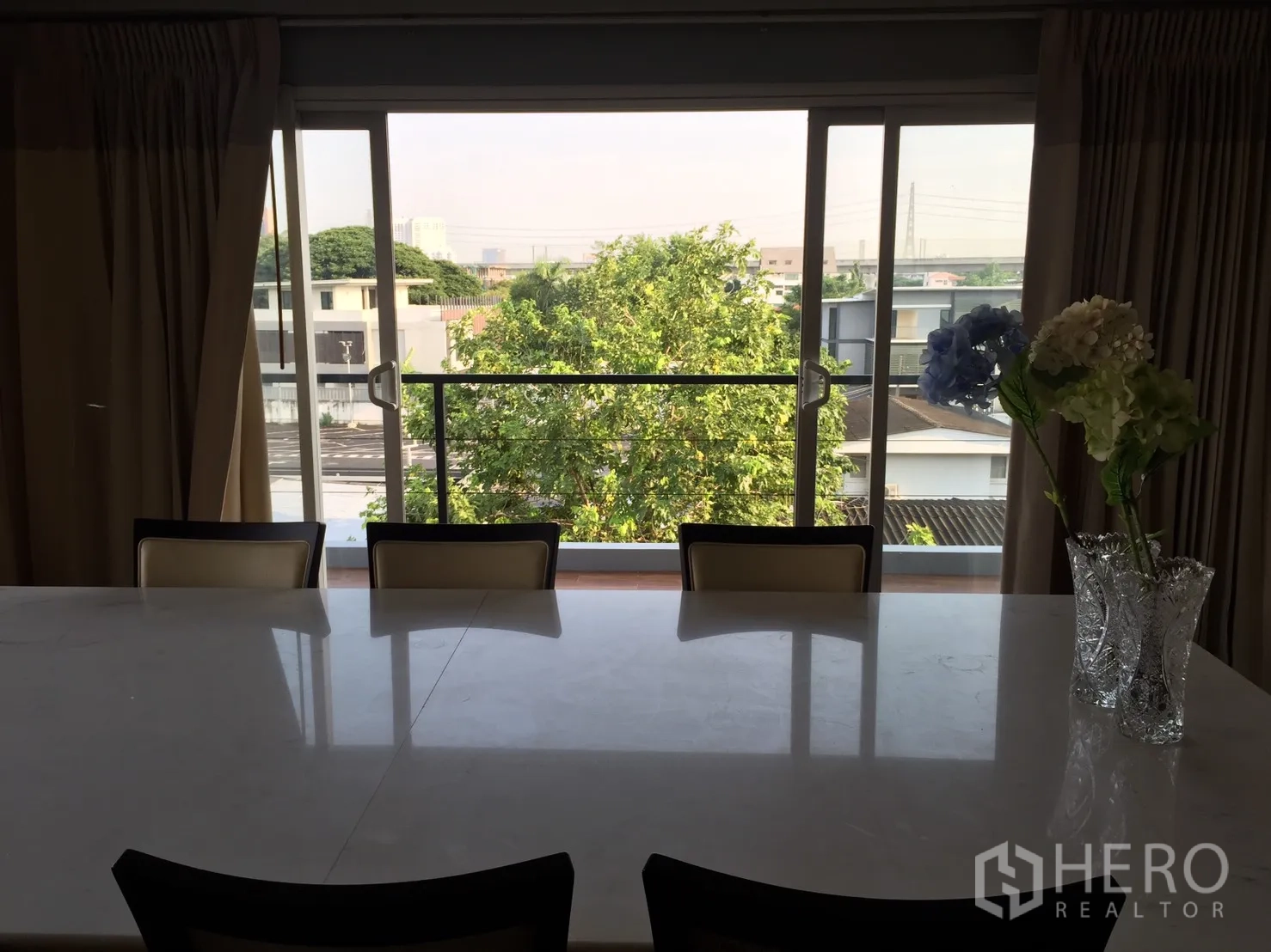 สำนักงานที่บ้าน ให้เช่าหรือขายในSuan Luang, Bangkok - มุมทานอาหาร โต๊ะหินอ่อน มองออกสู่ประตูกระจกบานเลื่อนและระเบียงวิวต้นไม้