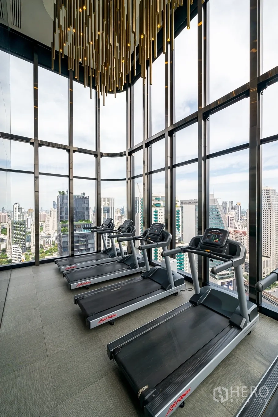 คอนโด ให้เช่าในWatthana, Bangkok - ห้องคาร์ดิโอมีลู่วิ่ง ใต้โคมไฟดีไซน์ และวิวเมือง