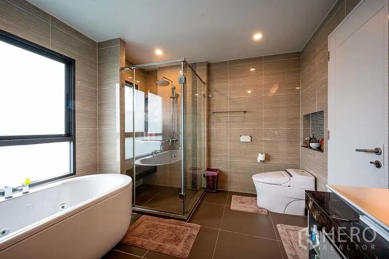 บ้าน ขายในPrawet, Bangkok - ห้องน้ำสไตล์โมเดิร์น อ่างอาบน้ำเดี่ยว ห้องอาบน้ำกระจก และโถสุขภัณฑ์อัตโนมัติ.