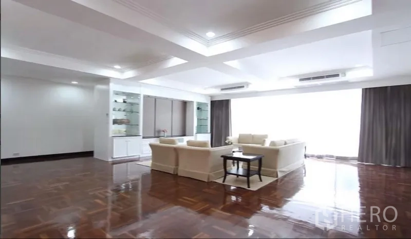 อพาร์ทเมนท์ ให้เช่าในKhlong Toei, Bangkok - ห้องนั่งเล่นกว้าง เพดานฝ้าหลุม พื้นปาร์เกต์เงางาม และโซฟาชุด