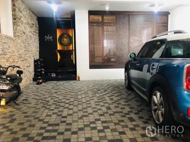 Condominium for rent in Pathum Wan, Bangkok - Covered parking bay with checkered tiles and space for cars and a motorbike.