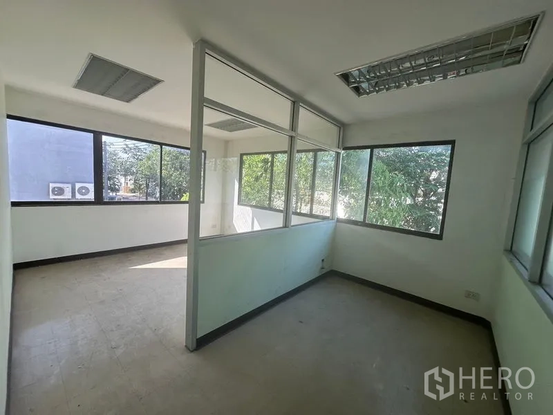 คลังสินค้า ให้เช่าในSaphan Sung, Bangkok - มุมออฟฟิศกั้นกระจก มองเห็นต้นไม้รับแสงธรรมชาติ