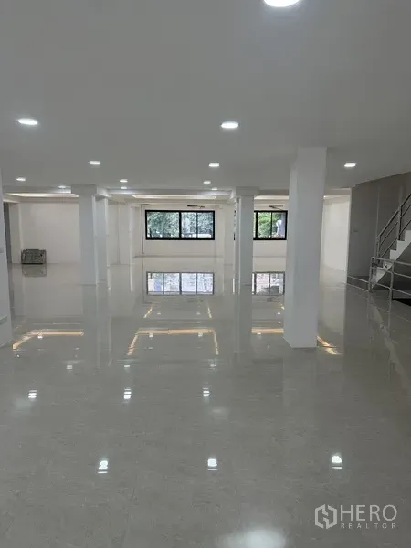 สำนักงาน ให้เช่าหรือขายในHuai Khwang, Bangkok - พื้นที่ทำงานโปร่งพร้อมหน้าต่างกว้างและบันไดขึ้นสู่ชั้นบน