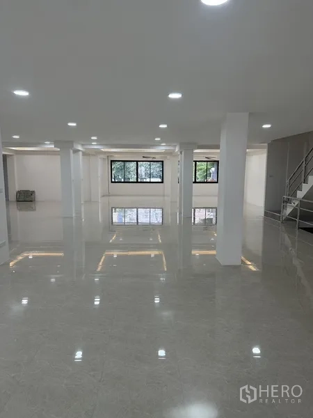 สำนักงาน ให้เช่าหรือขายในHuai Khwang, Bangkok - พื้นที่ทำงานโปร่งพร้อมหน้าต่างกว้างและบันไดขึ้นสู่ชั้นบน