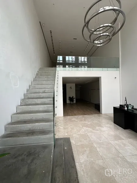สำนักงานที่บ้าน ให้เช่าในPhra Khanong, Bangkok - โถงทางเข้า บันไดคอนกรีต ชั้นลอย และโคมไฟแขวนโมเดิร์น