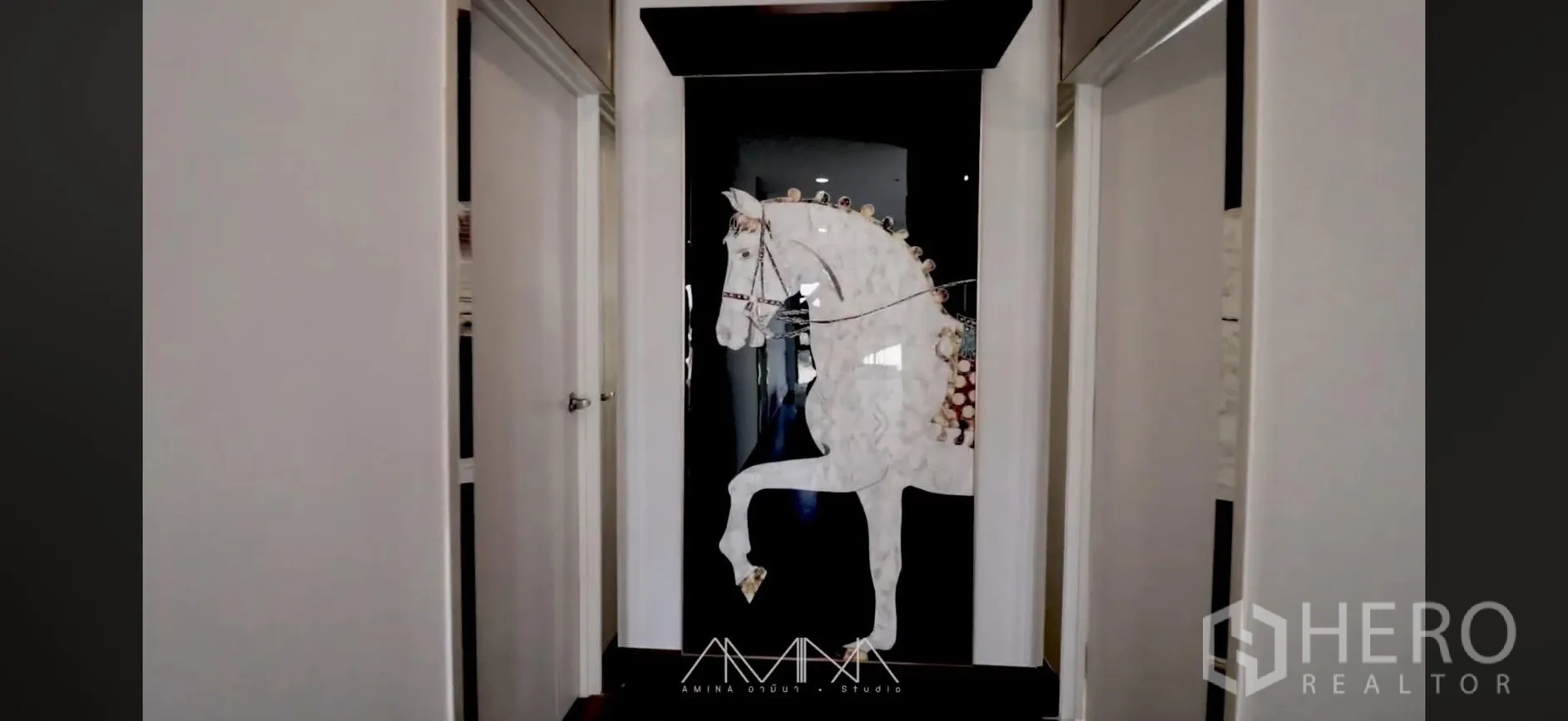 Detached House for rent in Saphan Sung, Bangkok - Hallway featuring a decorative horse artwork panel between white doors.