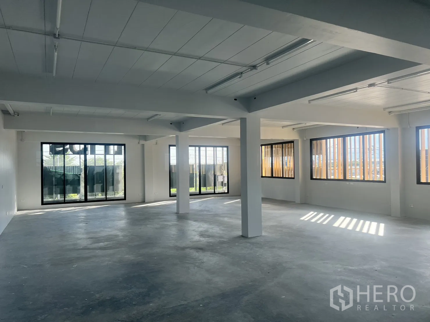 สำนักงาน ให้เช่าในLat Krabang, Bangkok - พื้นที่ออฟฟิศแปลนโล่ง สว่างด้วยหน้าต่างบานใหญ่ พื้นคอนกรีต