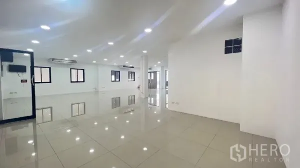 Warehouse for rent in Bang Phli, Samut Prakan - Open-plan office space with white walls, downlights and black-trimmed windows.
