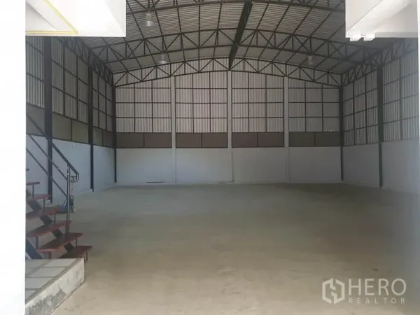 Warehouse for rent in Bang Kapi, Bangkok - Open clear-span storage hall with polished concrete floor and insulated metal walls.