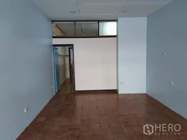 零售空间 出租在Watthana, Bangkok - 开阔店铺空间，浅蓝色墙面，高天花，通往后室