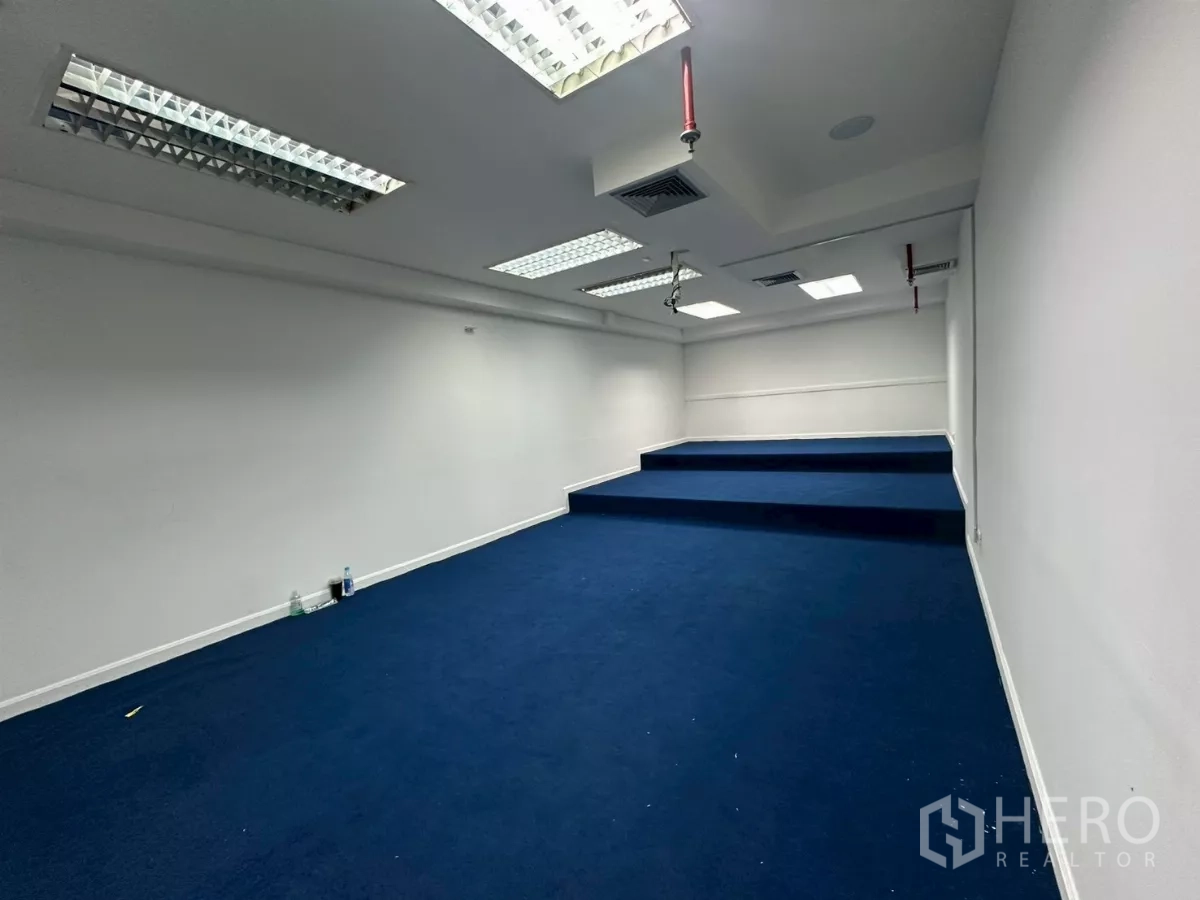 สำนักงาน ให้เช่าในKhlong Toei, Bangkok - ห้องอบรมแบบขั้นบันได ปูพรมสีน้ำเงิน ไฟฝังฝ้า