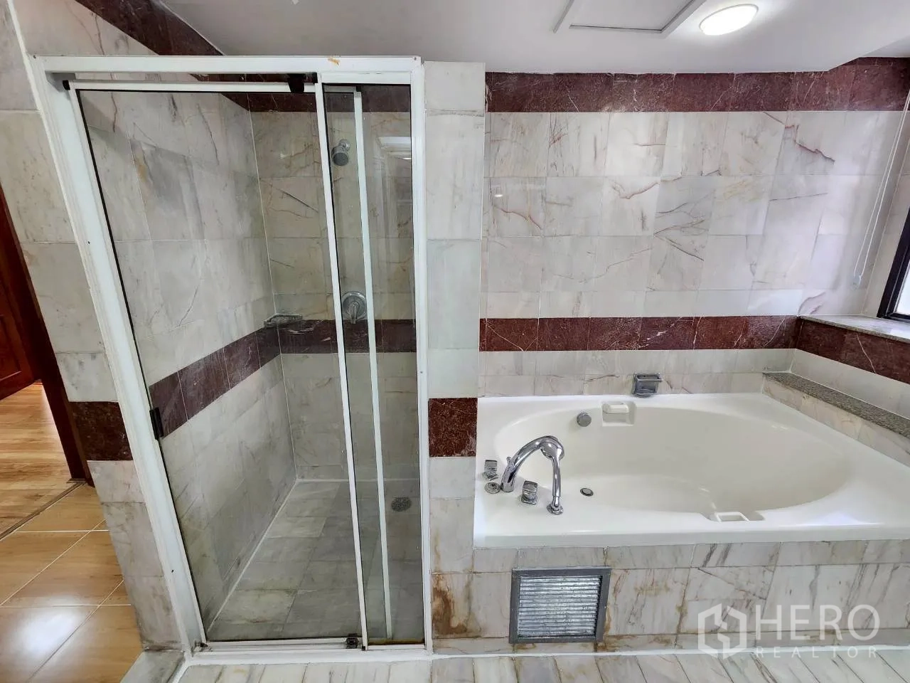 คอนโด ให้เช่าในKhlong Toei, Bangkok - ห้องน้ำลายหินอ่อน พร้อมตู้ชาวเวอร์กระจกและอ่างอาบน้ำแยก