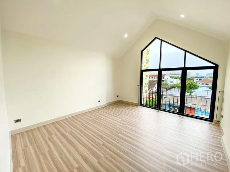 带办公室的家 出租或出售在Bang Na, Bangkok - 顶层房间，挑高斜顶与三角形大窗，外接阳台。