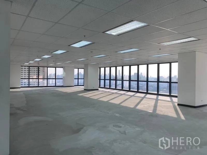 สำนักงาน ให้เช่าในDin Daeng, Bangkok - สำนักงานโล่งไม่มีเฟอร์นิเจอร์ กระจกบานใหญ่ชมวิวเมือง และเพดานแขวนแบบกริด