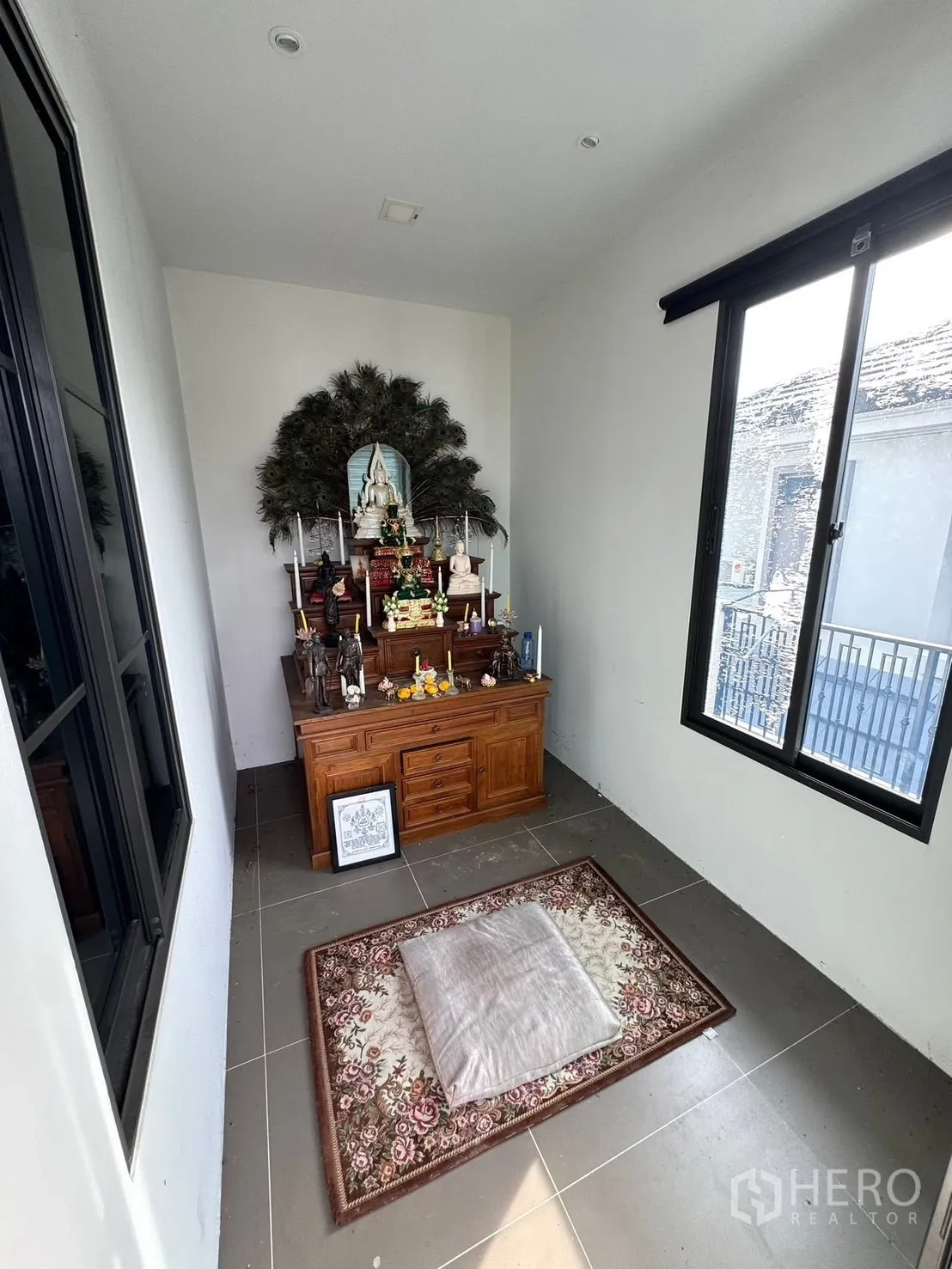 独立式住宅 出售在Mueang Pathum Thani, Pathum Thani - 祈祷室，木质神龛与地毯，临窗布置。