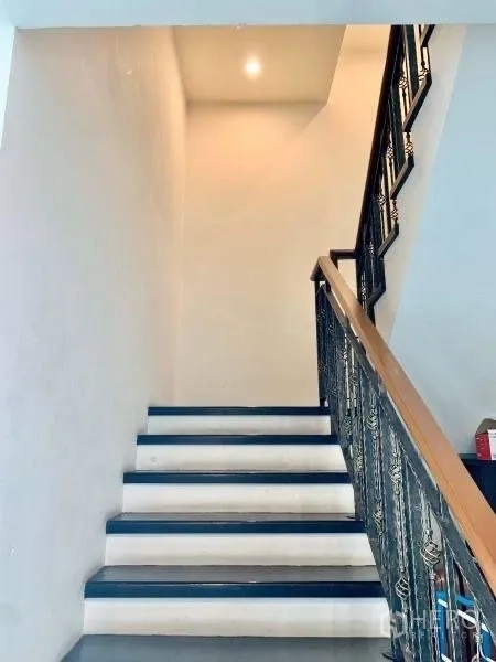 公寓 出租在Khlong San, Bangkok - 带装饰铁艺扶手与木扶梯的楼梯通往上层。