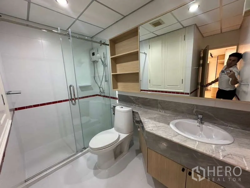 คอนโด ให้เช่าในWatthana, Bangkok - ห้องน้ำพร้อมตู้กระจกอาบน้ำ เคาน์เตอร์หินยาว และกระจกผนัง