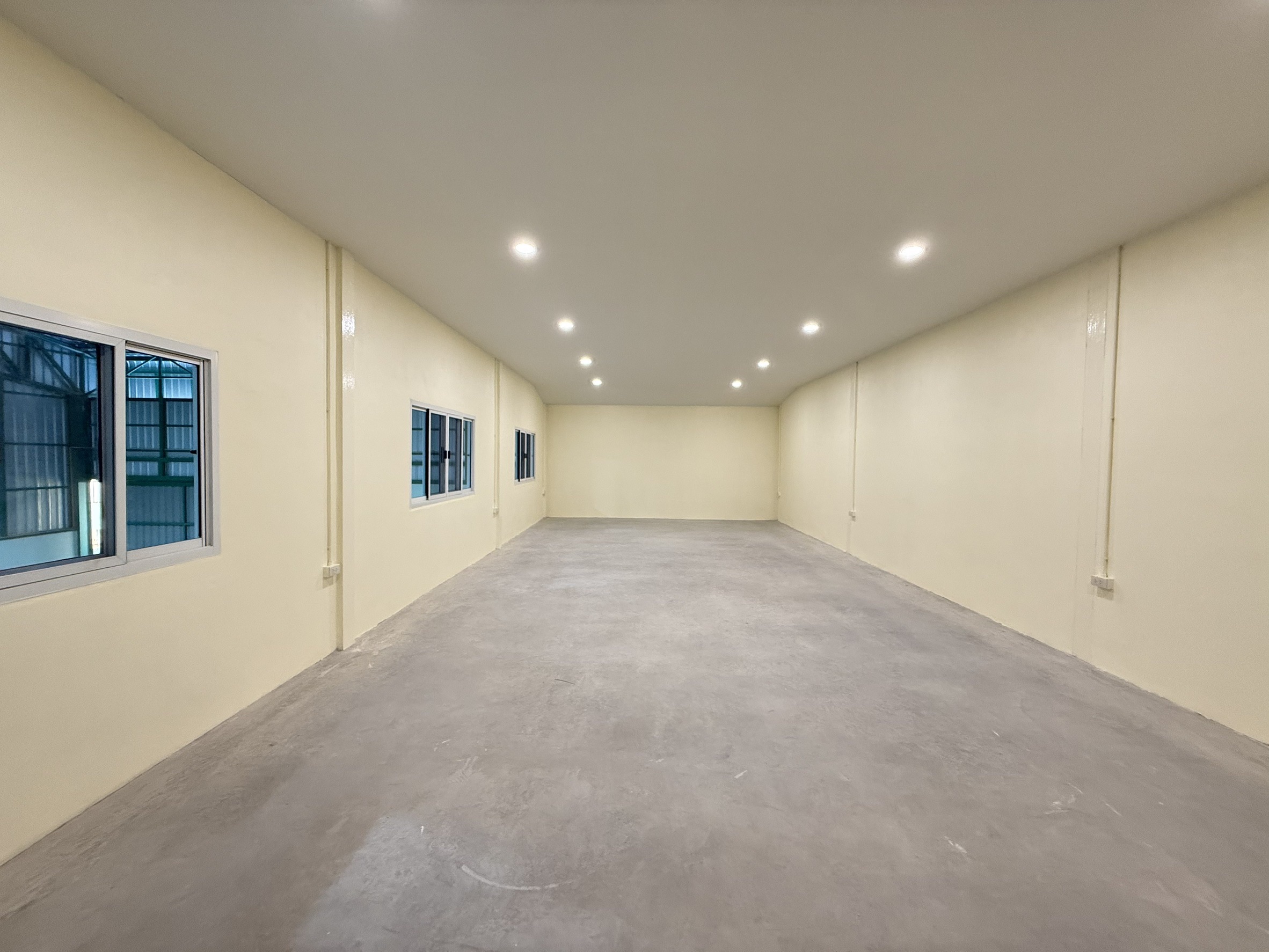 Warehouse for rent in Lat Krabang, Bangkok - Long mezzanine office room with multiple windows and downlights overlooking the floor.