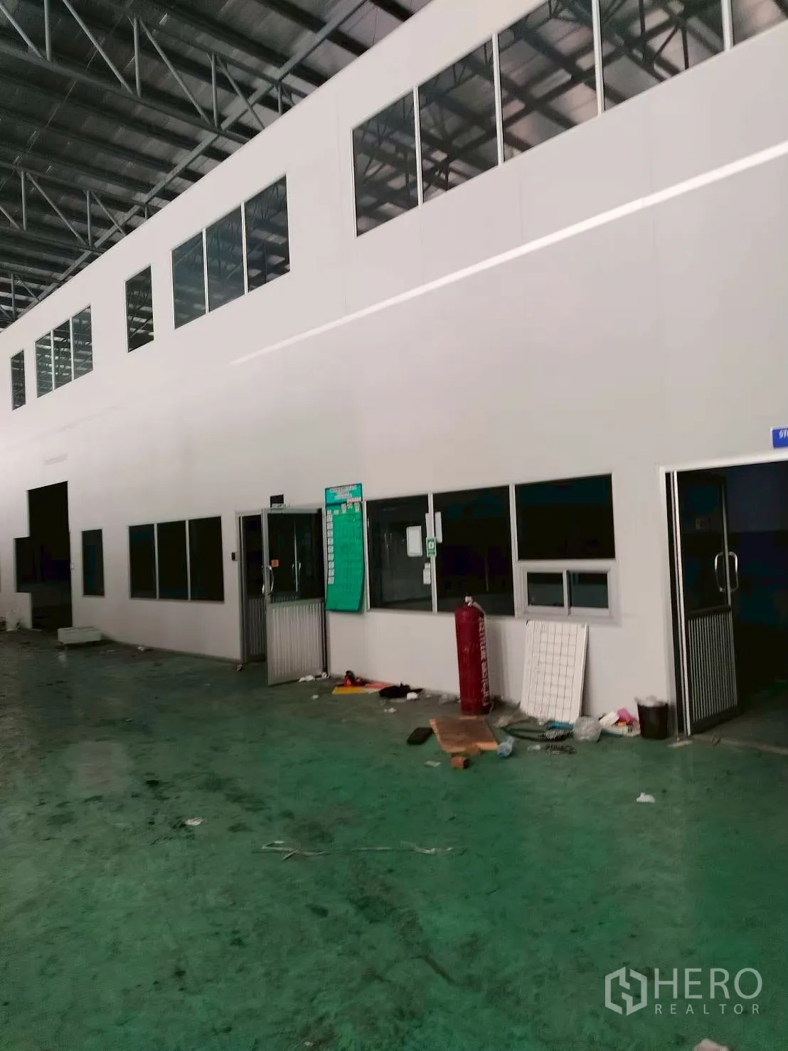 โรงงาน for sale in Bang Phli, Samut Prakan - ฮอลล์โรงงานพร้อมอาคารสำนักงานภายใน 2 ชั้น หน้าต่างบานกว้าง และพื้นอีพ็อกซี่สีเขียว