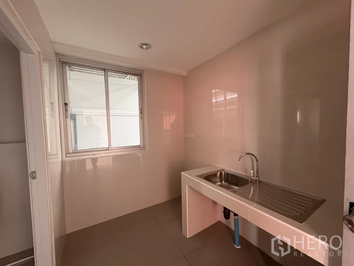 工厂 出租在Bang Phli, Samut Prakan - 员工茶水间，配不锈钢水槽与窗户通风。