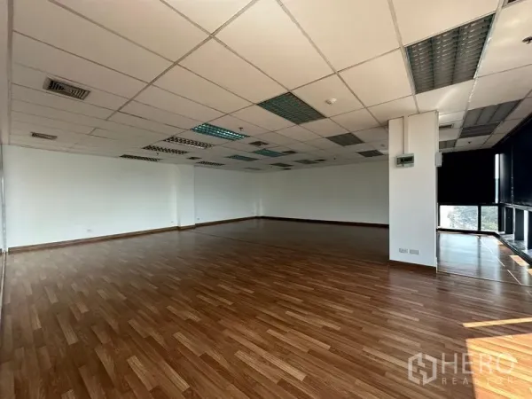 สำนักงาน ให้เช่าในWatthana, Bangkok - พื้นที่สำนักงานโล่ง ไม่มีเฟอร์นิเจอร์ เพดานแบบกริดติดโคมไฟ