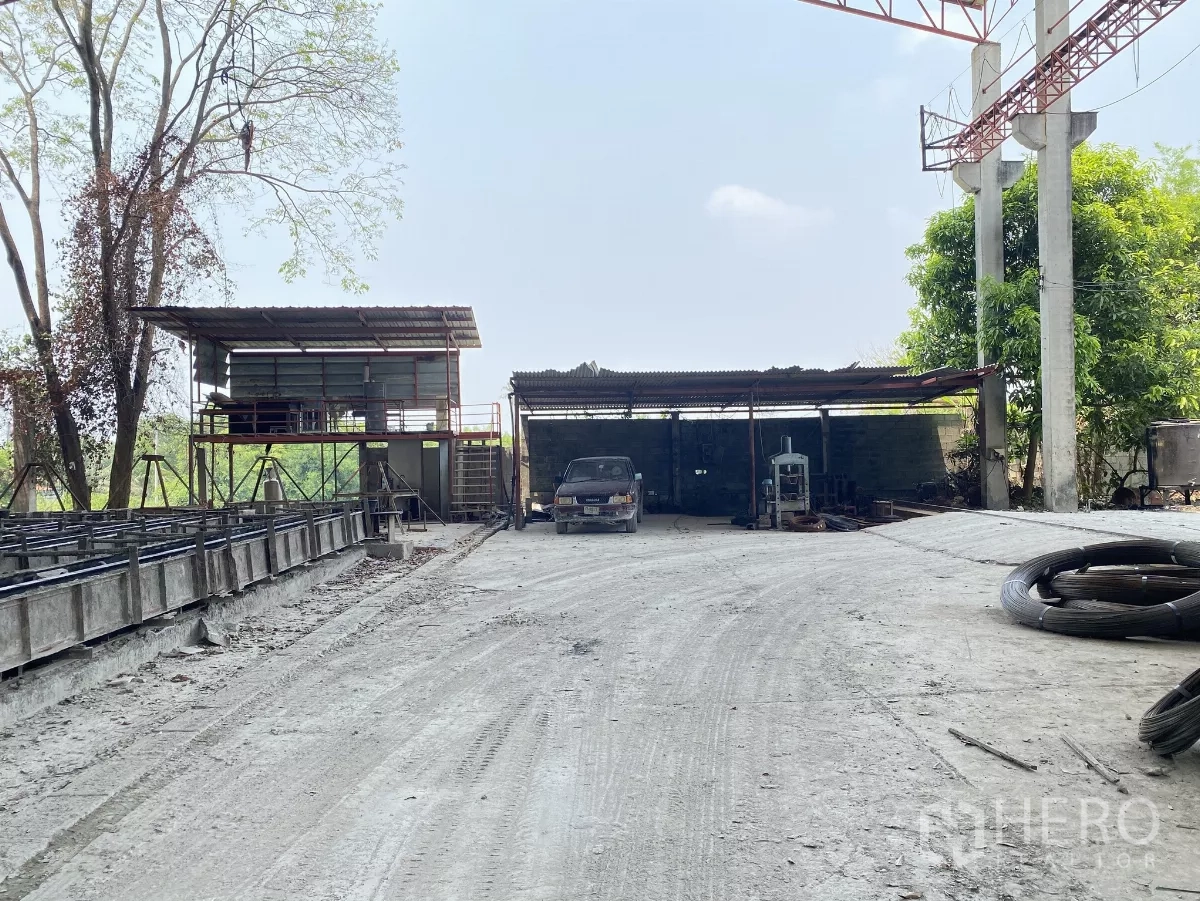 工厂 出售在Chon Buri - 服务区含小型加工棚、抬高的控制室及宽敞卡车通道。