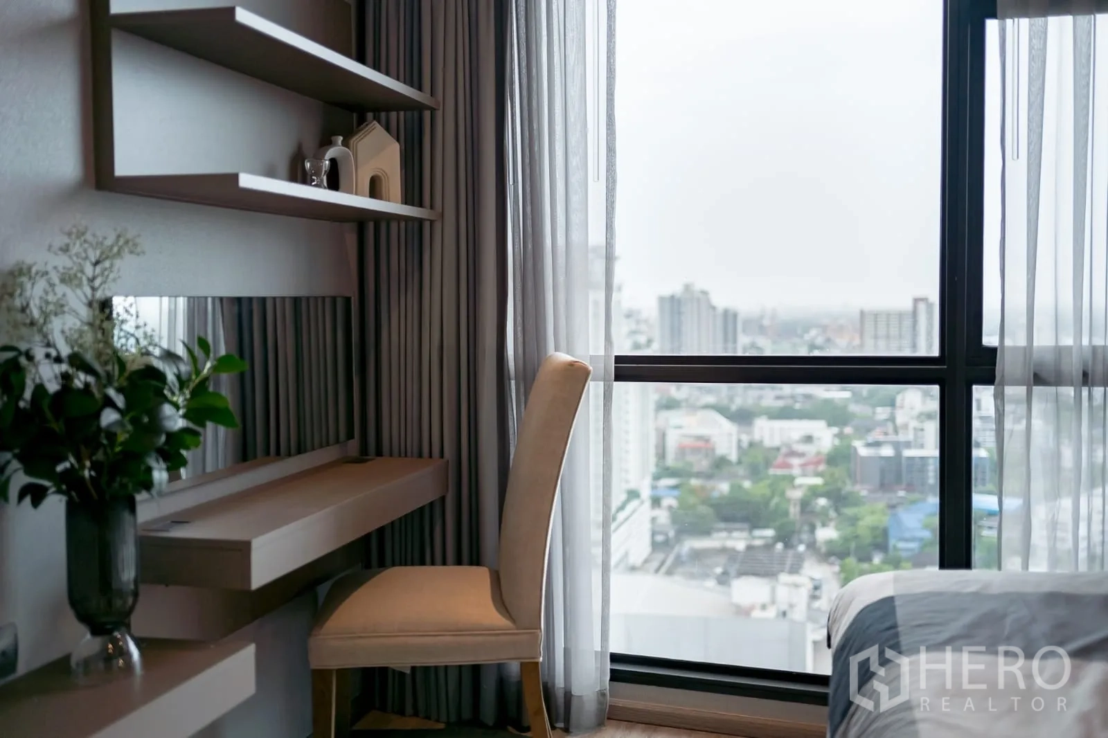 คอนโด ให้เช่าในKhlong Toei, Bangkok - โต๊ะทำงานริมหน้าต่าง วิวเมืองชัดเจน