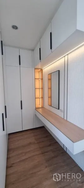 บ้าน ให้เช่าในSaphan Sung, Bangkok - ตู้บิลท์อินสีขาวพร้อมโต๊ะเครื่องแป้ง กระจก และไฟซ่อน พื้นไม้