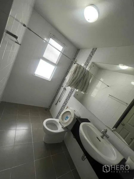 ทาวน์เฮาส์ ให้เช่าในBueng Kum, Bangkok - ห้องน้ำสว่าง มีหน้าต่าง กระจกยาว และพื้นกระเบื้อง