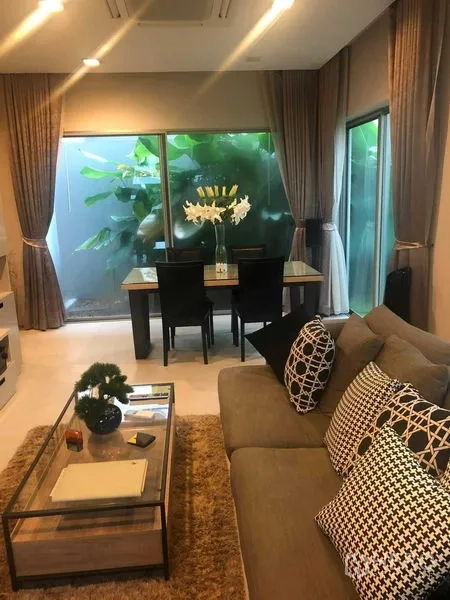 บ้าน ให้เช่าหรือขายในBang Kapi, Bangkok - พื้นที่นั่งเล่นและรับประทานอาหารแบบโอเพ่นแปลน มองเห็นสวนเขียวชอุ่ม