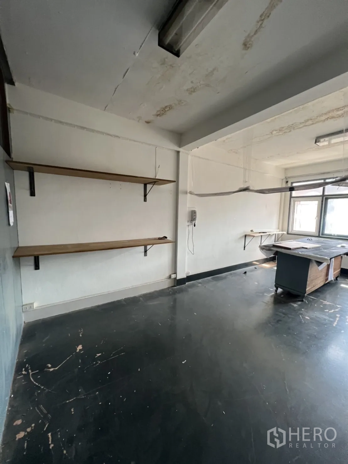 店屋 出租或出售在Watthana, Bangkok - 第二卫生间，灰色瓷砖墙与外露管线。