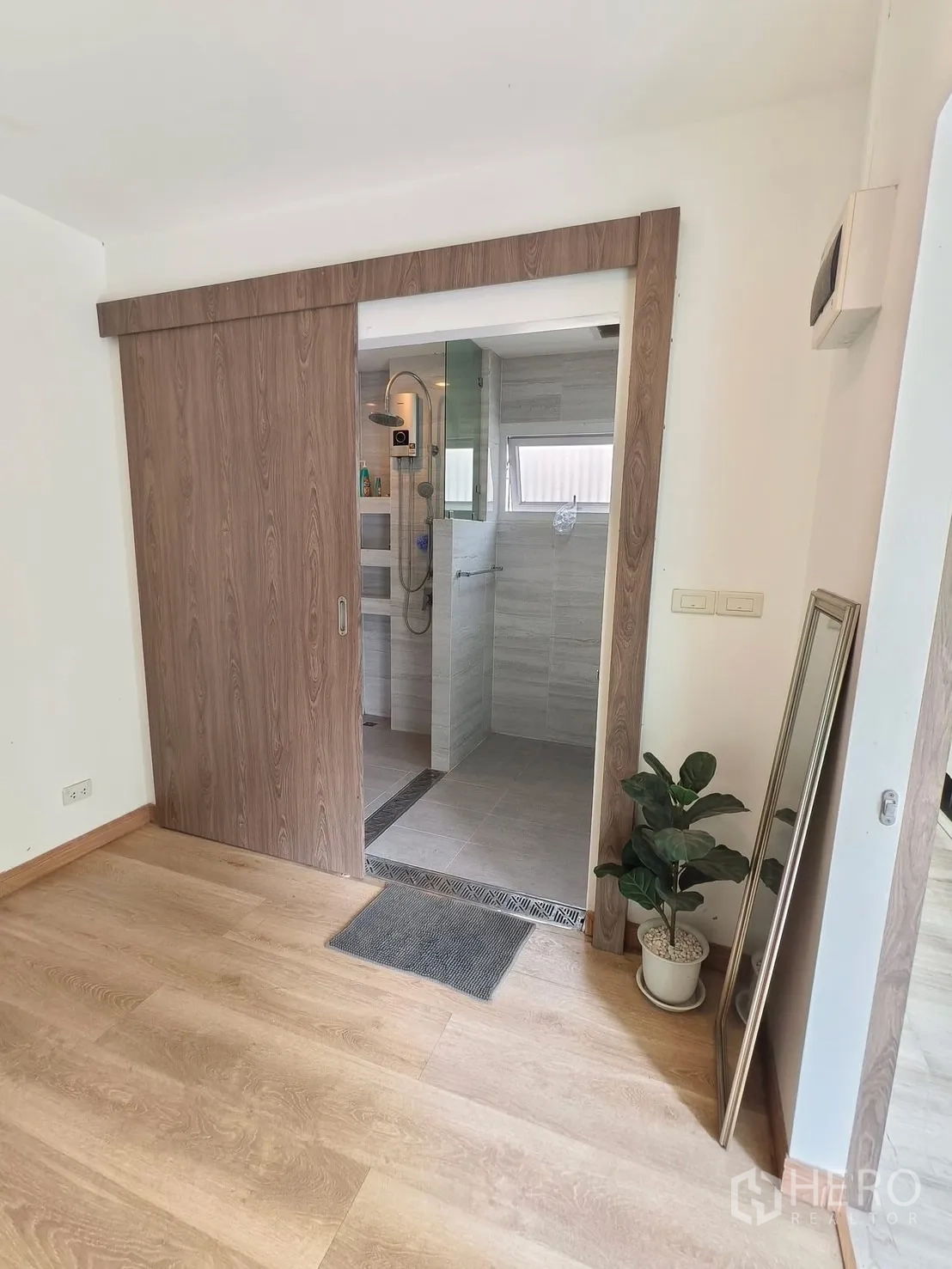 Detached House for rent in Bang Kapi, Bangkok - Entrance to modern bathroom through sliding wooden door.