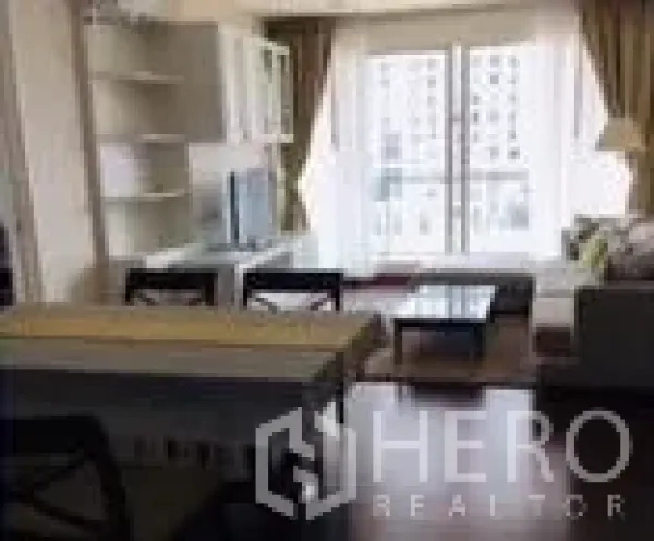 คอนโด ให้เช่าในWatthana, Bangkok - อีกมุมของพื้นที่นั่งเล่น เห็นชั้นวางทีวี ชุดทานอาหาร และหน้าต่างบานใหญ่