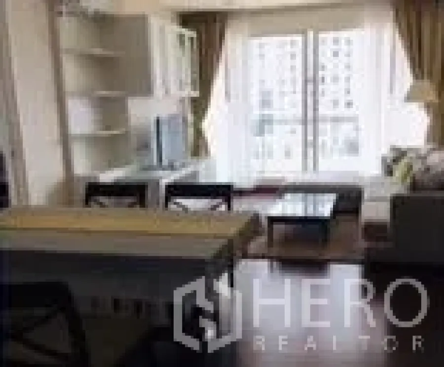 公寓 出租在Watthana, Bangkok - 客餐厅另一视角，电视柜、餐桌与落地窗