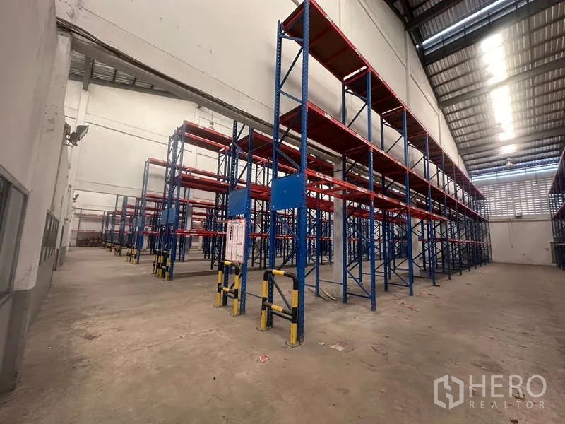 คลังสินค้า ให้เช่าในMueang Samut Prakan, Samut Prakan - ชั้นวางสูงภายในฮอลล์โกดัง พื้นคอนกรีตสะอาด