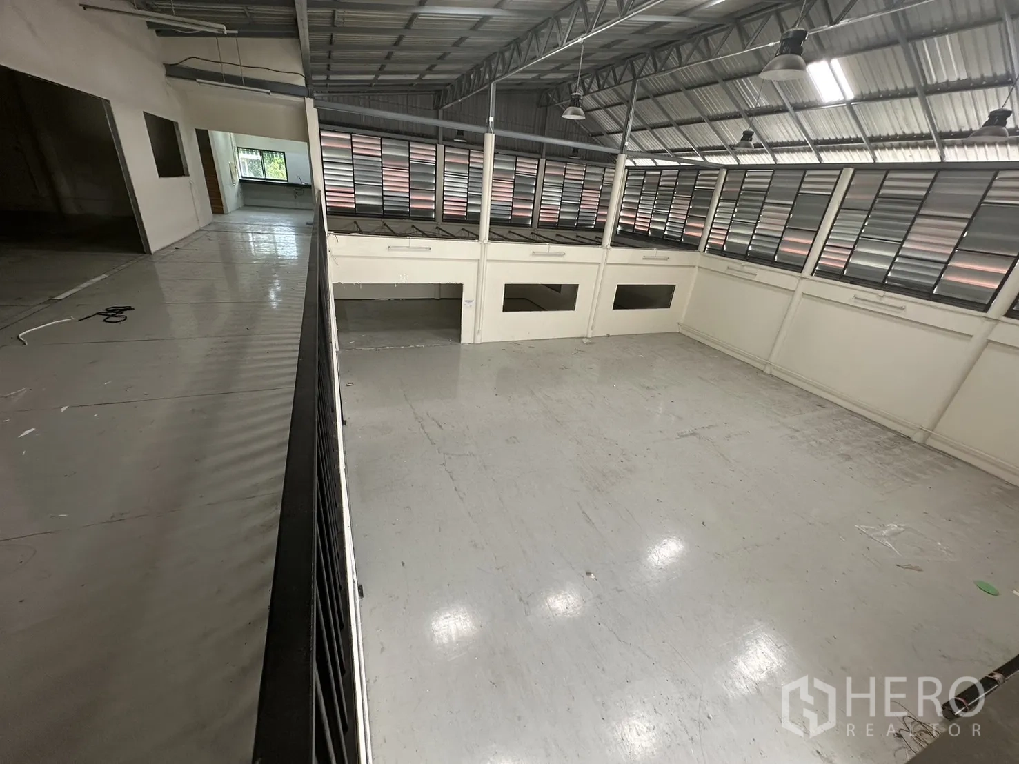 货栈 出租在Suan Luang, Bangkok - 夹层走道俯视开阔仓库地面与金属屋顶。