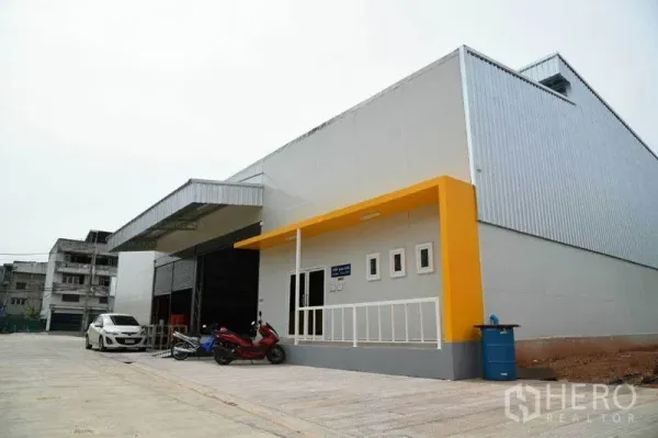 Warehouse for rent in Thung Khru, Bangkok - Modern warehouse exterior with office frontage and a loading bay.