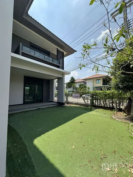 บ้าน ขายในLam Luk Ka, Pathum Thani - สวนข้างบ้านปูหญ้าเทียมและเฉลียงใต้ชายคา