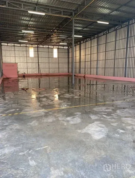 货栈 出租在Bueng Kum, Bangkok - 开放式仓储空间，中心立柱、采光通风窗以及刚清洗的混凝土地面