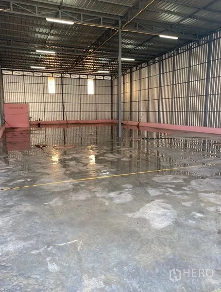 货栈 出租在Bueng Kum, Bangkok - 开放式仓储空间，中心立柱、采光通风窗以及刚清洗的混凝土地面