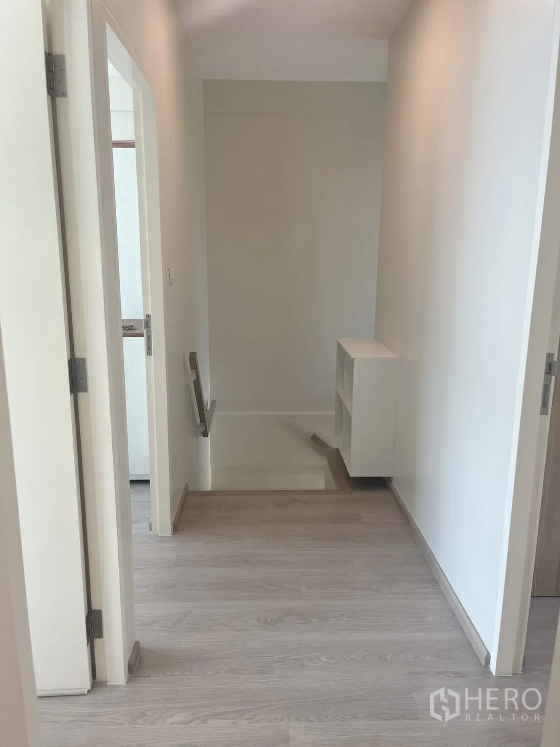 ทาวน์เฮาส์ for rent in Prawet, Bangkok - โถงชั้นบนปูพื้นลายไม้พร้อมบันไดทางลง.