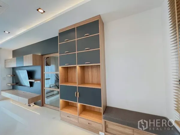 独立式住宅 出租或出售在Khlong Luang, Pathum Thani - 开放空间内的定制收纳柜与玻璃推拉门