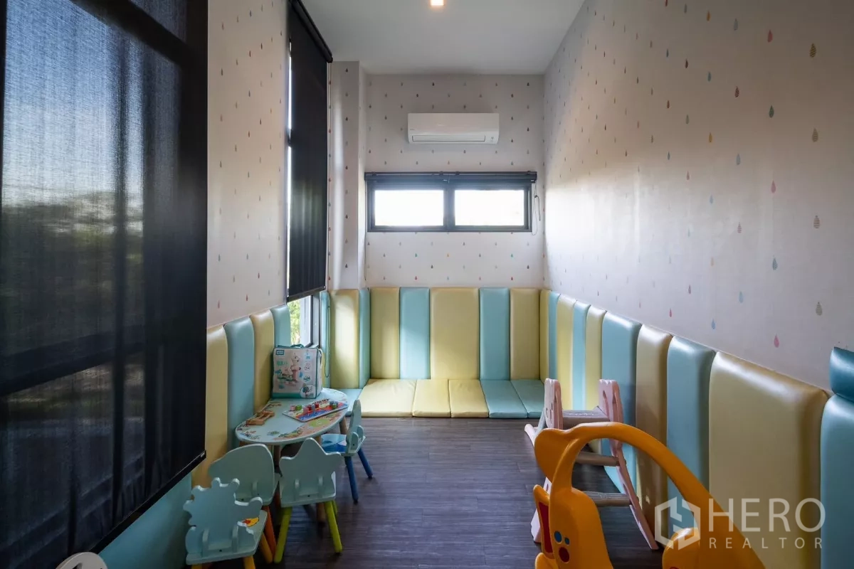 Detached House for rent or sale in Saphan Sung, Bangkok - Children’s playroom with padded walls, small tables, chairs and toys.