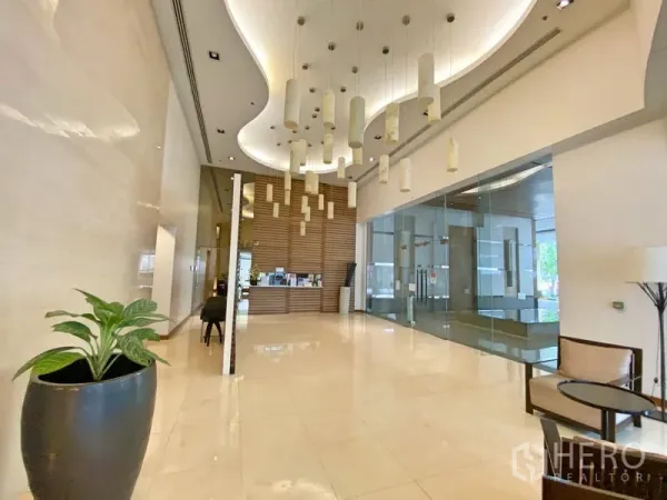 คอนโด ให้เช่าในKhlong Toei, Bangkok - ล็อบบี้คอนโดสมัยใหม่ เพดานสูง โคมไฟแขวน เคาน์เตอร์ต้อนรับ และห้องกระจก