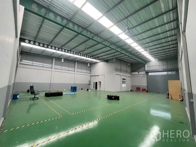 โรงงาน ให้เช่าในLam Luk Ka, Pathum Thani - คลังสินค้าเพดานสูง พื้นอีพ็อกซี่สีเขียว มีช่องแสงและประตูโหลด