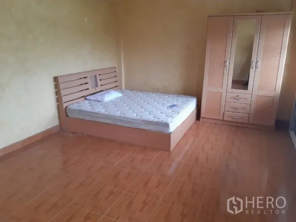 ทาวน์เฮาส์ ให้เช่าในKhlong Toei, Bangkok - ห้องนอนสว่าง พื้นกระเบื้อง เตียงและตู้เสื้อผ้าเข้าชุด