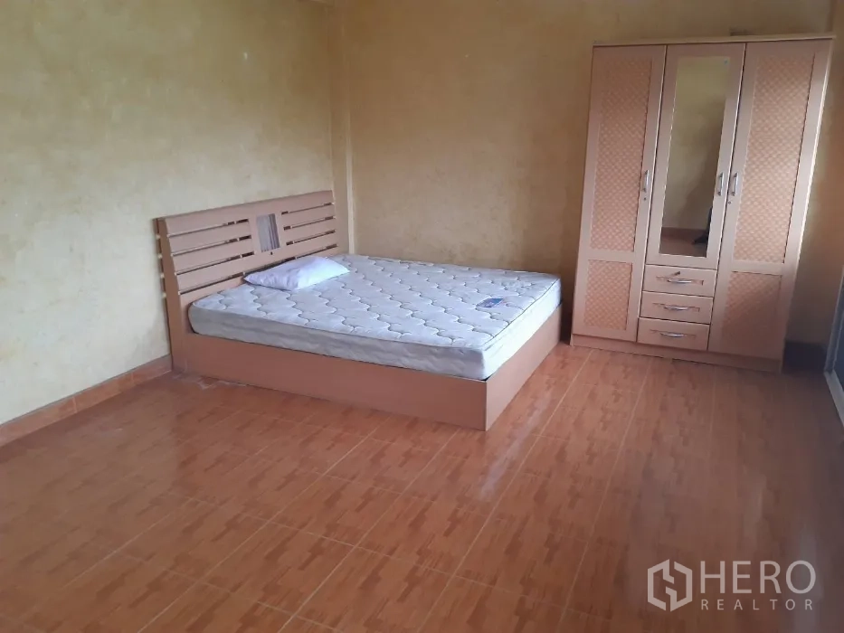 ทาวน์เฮาส์ ให้เช่าในKhlong Toei, Bangkok - ห้องนอนสว่าง พื้นกระเบื้อง เตียงและตู้เสื้อผ้าเข้าชุด