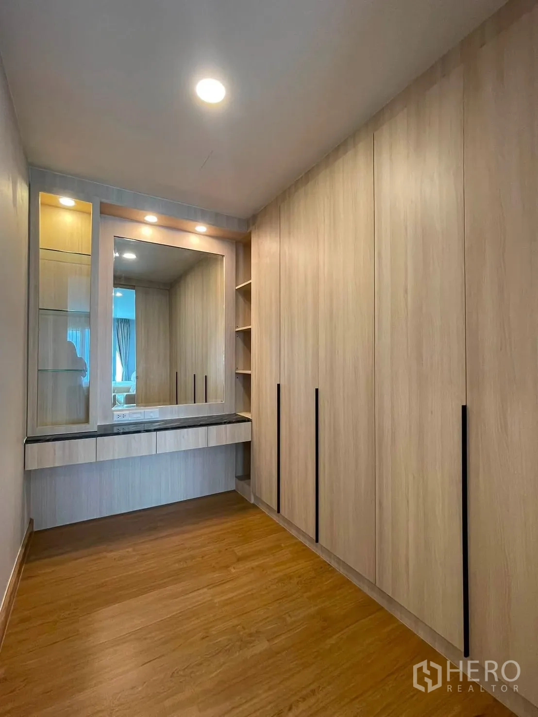 独栋房屋 for rent in Bang Phli, Samut Prakan - 步入式衣帽间设通顶衣柜、置物架、梳妆镜与木地板。